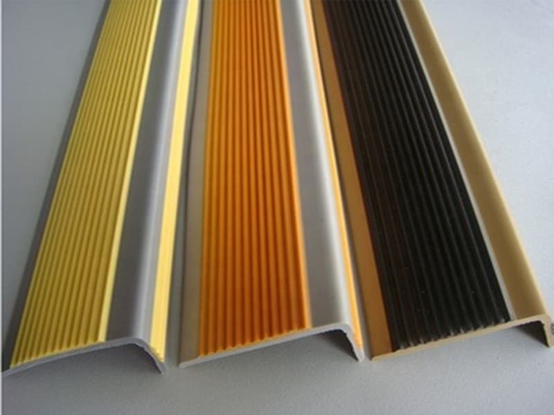 Merdiven Güvenlik Profilleri: Kaymaz Burunluk ve Renkli PVC Çözümleri