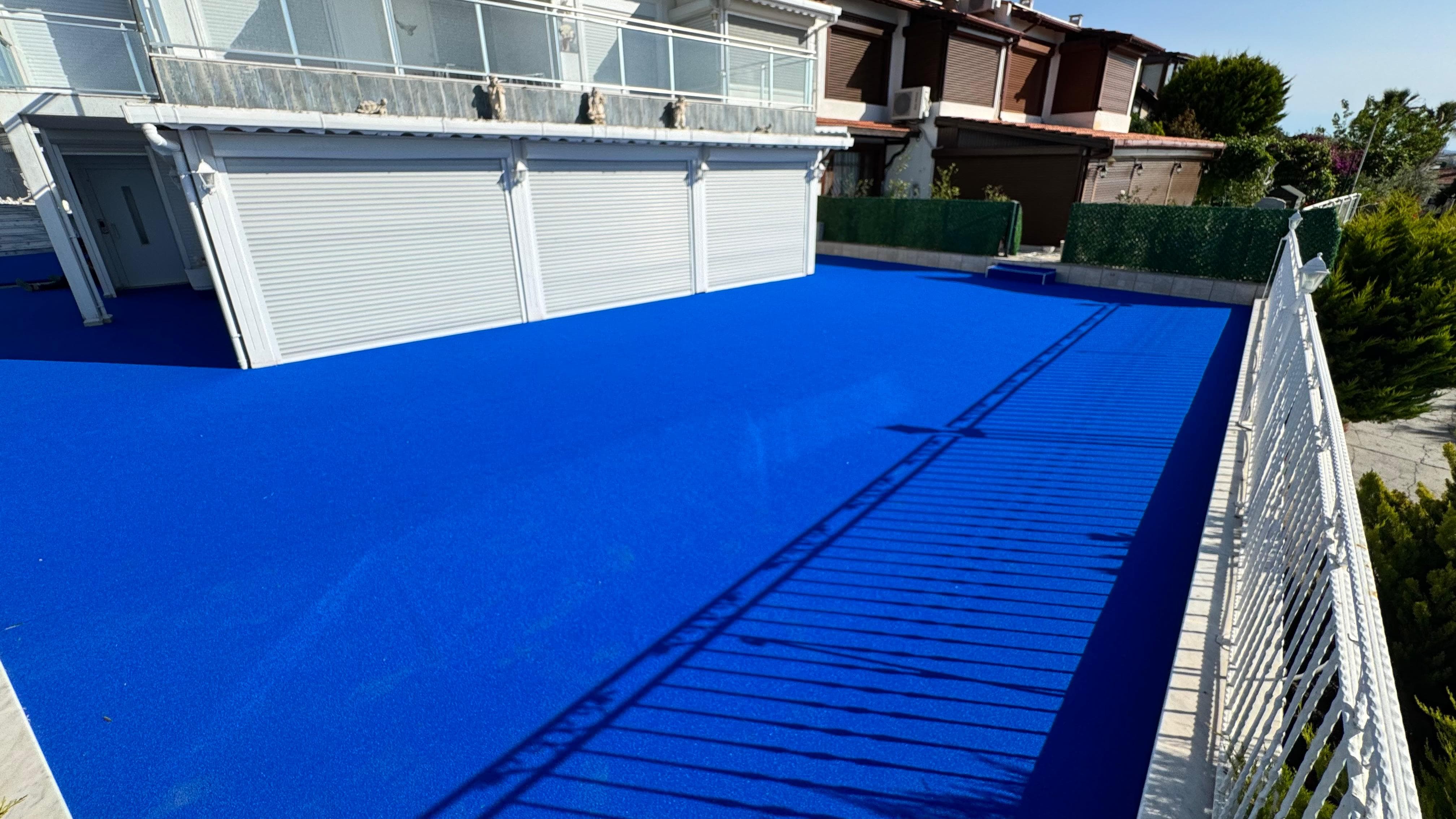 Mavi yapay çim halı havuz kenarı çocuk oyun alanı spor tesisi tematik mekan İstanbul